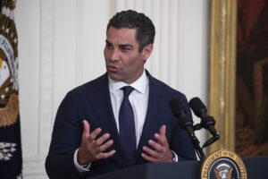 Fotografía de archivo fechada el 20 de enero de 2023 que muestra al alcalde de Miami, Francis Suarez, durante un evento político en Washington (EE.UU.). EFE/Michael Reynolds