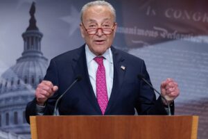 El líder de la mayoría demócrata en la cámara, Chuck Schumer, ofrece declaraciones en el Capitolio en Washington (EE.UU.). EFE/EPA/MICHAEL REYNOLDS