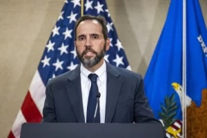 El fiscal especial Jack Smith habla brevemente a los medios de comunicación tras la acusación del Departamento de Justicia de Estados Unidos contra el expresidente estadounidense Donald Trump, en Washington. EFE/EPA/Jim Lo Scalzo