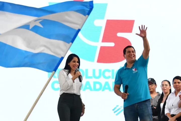 El movimiento Revolución Ciudadana, del expresidente Rafael Correa (2007-2017), escogió a Luisa González (i), como candidata a la Presidencia de Ecuador, junto a Andrés Arauz (d), como vicepresidente, para los próximos comicios del 20 de agosto del 2023, en la ciudad de Portoviejo (Ecuador). EFE/Alberto Zambrano