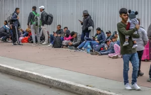 Migrantes esperan afuera de la garita internacional del Chaparral, el 10 de junio de 2023, en la ciudad fronteriza de Tijuana (México). EFE/Joebeth Terríquez