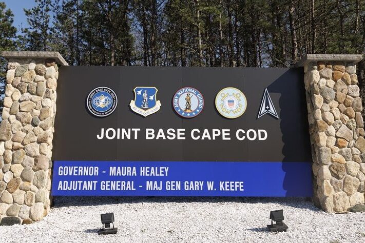Registro de la entrada a la base conjunta de Cape Cod, donde el cadete Jack Douglas Teixeira, acusado de la mayor filtración de documentos del Pentágono en la última década, se desempeñó como miembro de la Guardia Nacional Aérea, en Pocasset (Massachusetts, EE. UU.). EFE/CJ Gunther