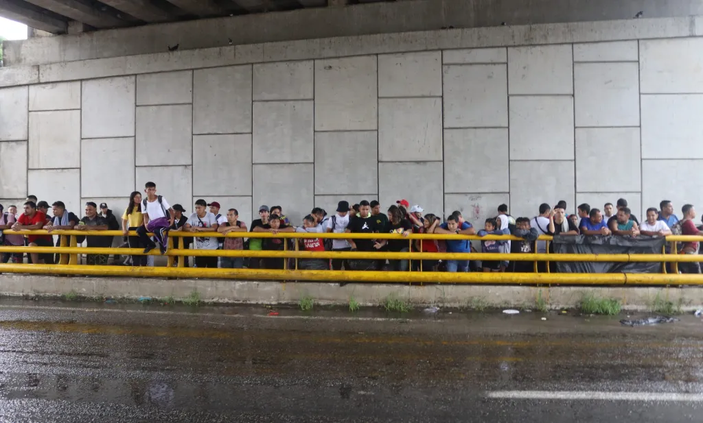 Migrantes se protegen de la lluvia, en Tapachula (México). EFE/Juan Manuel Blanco