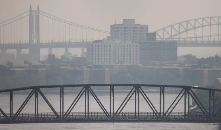 Vista de la contaminación del aire que se percibe junto a unos puentes de Nueva York, el 8 de junio de 2023, debido a los incendios en Canadá. EFE/Justin Lane