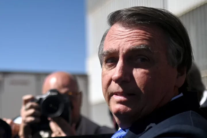 El expresidente de Brasil, Jair Bolsonaro, deja el Senado Federal después de visitar a su hijo, el senador Flávio Bolsonaro, en Brasília (Brasil). EFE/Andre Borges