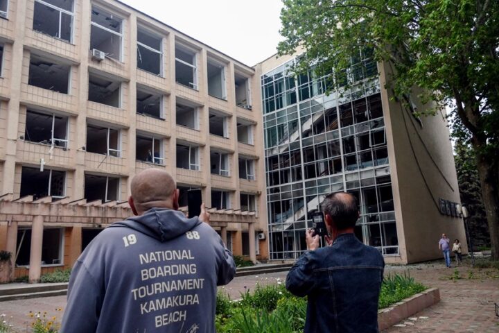 Dos personas observan los daños causados en un edificio tras un ataque ruso en Odesa, Ucrania. EFE/EPA/Igor Tkachenko