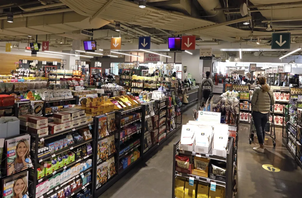 Vista de trabajadores en un supermercado de Nueva York (EE.UU.). EFE//Peter Foley