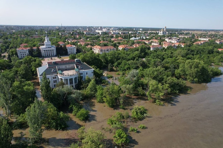 Imagen de las inundaciones en Nueva Kajovka, ciudad ocupada donde hay un gobierno instalado por Moscú, tras la destrucción este martes de una de las mayores y más importantes presas de Ucrania. EFE/ Administración del distrito urbano de Nova Kakhovka /United24
