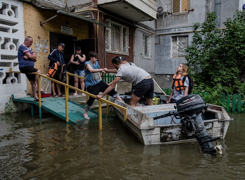 Varias personas son evacuadas de una zona inundada en Jersón, en el sur de Ucrania, por la rotura de la presa de Kajovka. EFE/EPA/George Ivanchenko