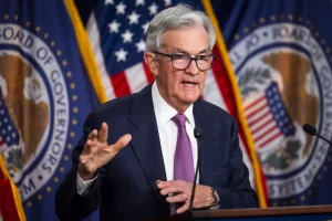 El presidente de la Reserva Federal de EE.UU., Jerome Powell, participa en una rueda de prensa en la que explica la decisión del organismo de no subir los tipos de interés en el país, este 14 de junio de 2023, en Washington. EFE/Jim Lo Scalzo
