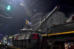 Los militares de la compañía militar privada (PMC) Wagner Group se preparan para abandonar el centro de Rostov-on-Don. EFE/EPA/Arkady Budnitsky