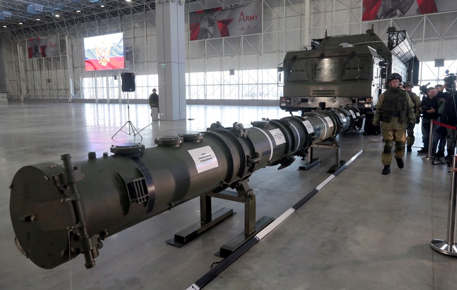 Imagen del sistema de misiles táctico-operativo Iskander-M, en una exhibición en un hangar del parque "Patriot", en las afueras de Moscú. EFE/ Sergei Chirikov