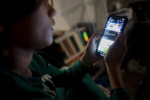 Una persona mira su móvil, en una imagen de archivo EFE/ Ismael Herrero