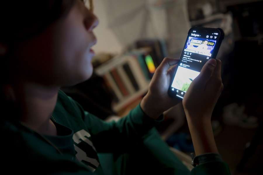 Una persona mira su móvil, en una imagen de archivo EFE/ Ismael Herrero