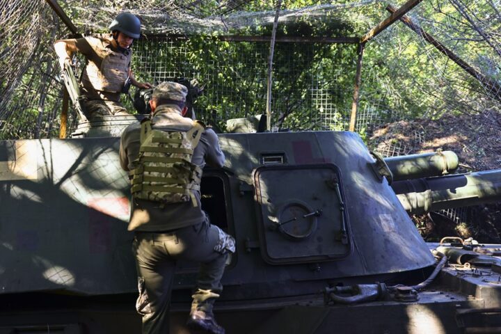 Militares de la 30.ª Brigada Mecanizada Independiente de Ucrania operan un cañón autopropulsado 2S3 cerca de Bajmut, en el este de Ucrania. EFE/EPA/STR