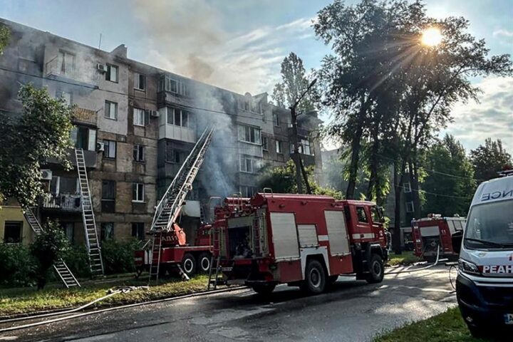Imagen distribuida por la Policía Nacional de Ucrania de un camión de bomberos trabajando en un edificio residencial alcanzado en un ataque con misiles en Kryvyi Rih, región de Dnipropetrovsk, Ucrania central, este 13 de junio. EFE/EPA/ POLICIA NACIONAL DE UCRANIA