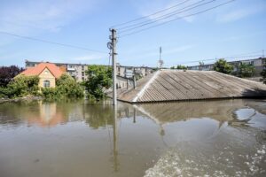 Imagen de archivo de las inundaciones provocadas por la destrucción de una presa en el río Dnipro, en las cercanias de la ciudad ucraniana de Jersón. EFE/EPA/Mykola Tymchenko