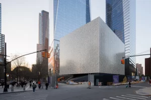 Fotografía cedida por el Perelman Performing Arts Center (PAC NYC) donde se aprecia la fachada en tonos blancos y negros con vetas de gris del edificio de su sede ubicado en la Zona Cero de Nueva York. EFE/Iwan Baan/PAC NYC
