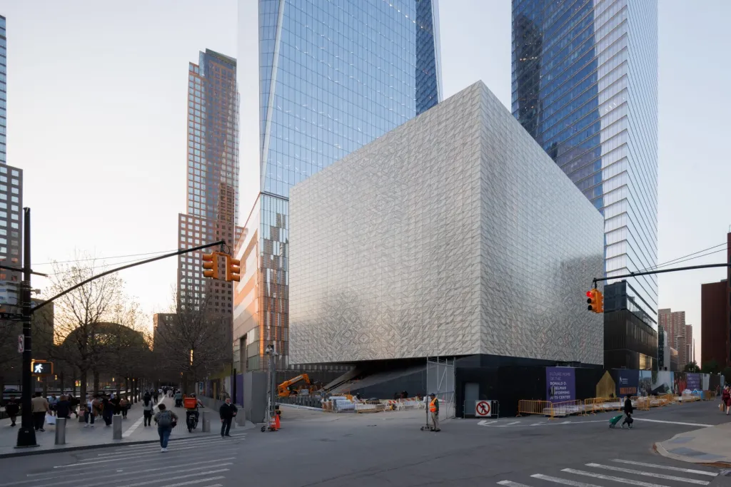 Fotografía cedida por el Perelman Performing Arts Center (PAC NYC) donde se aprecia la fachada en tonos blancos y negros con vetas de gris del edificio de su sede ubicado en la Zona Cero de Nueva York. EFE/Iwan Baan/PAC NYC