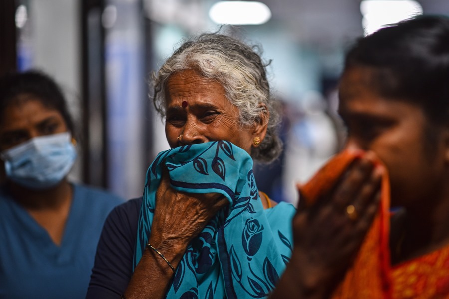 Una mujer busca a su hijo, herido en el accidente, entre los viajeros de un tren especial que ha trasladado a viajeros de los trenes siniestrados a la ciudad india de Chennai. EFE/EPA/Idrees Mohammed