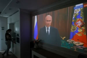 Imagen de la televisión rusa emitiendo el discurso de Putin contra el grupo Wagner. EFE/EPA/Sergei Ilnitsky