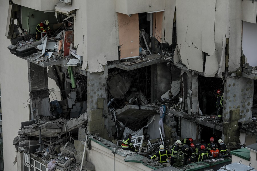Imagen de daños ocasionados por un cohete en Kiev. EFE/EPA/Oleg Petrasyuk
