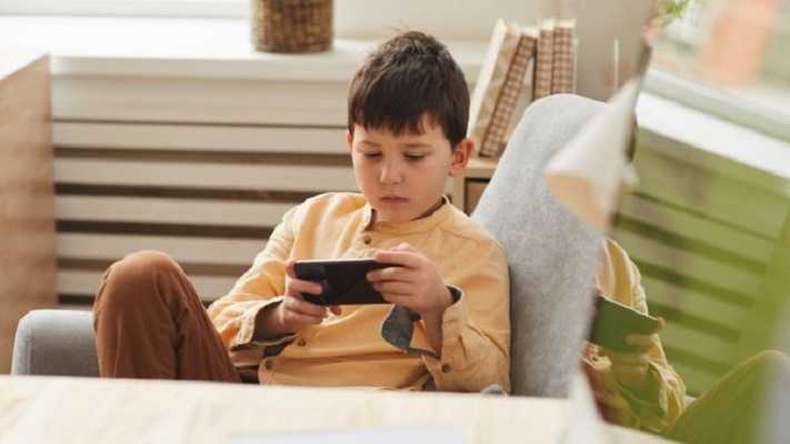 Adolescente adicto al móvil