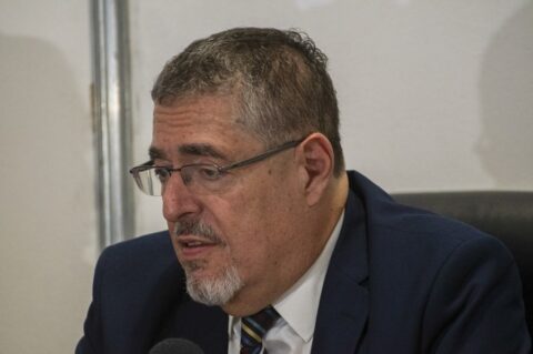 El candidato a la presidencia por el partido Movimiento Semilla, Bernardo Arévalo, atiende a los medios. EFE/David Toro