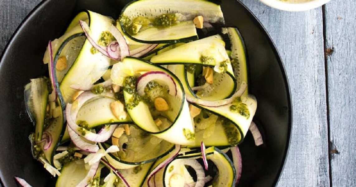 Ensalada de calabacín con salsa pesto: delicioso plato para cenar
