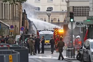 Los servicios de emergencia trabajan en el lugar de la explosión en París. EFE/EPA/Mohammed Badra