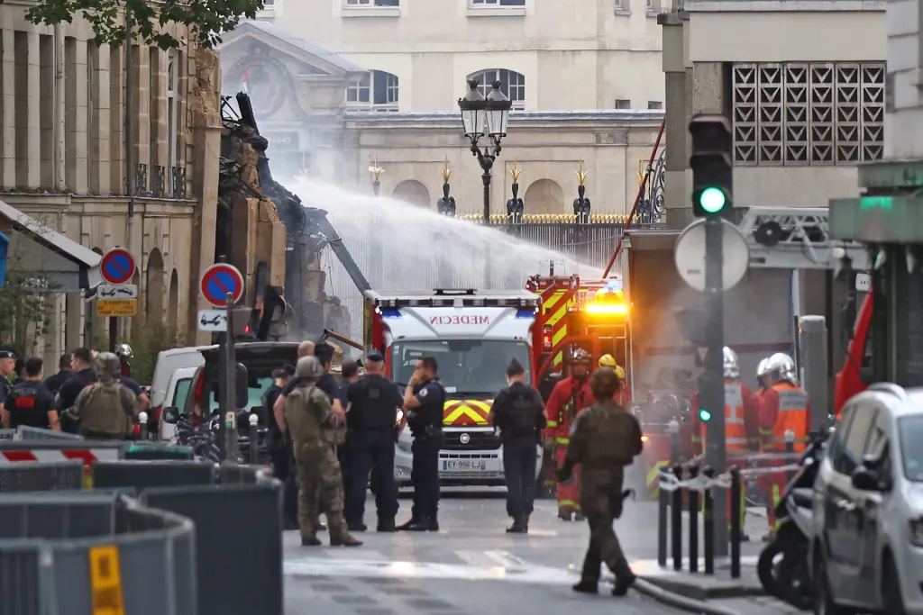 Los servicios de emergencia trabajan en el lugar de la explosión en París. EFE/EPA/Mohammed Badra