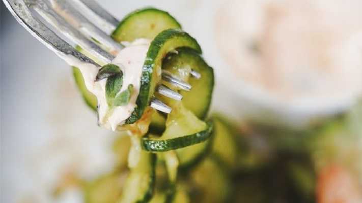 Ensalada de calabacín con salsa pesto
