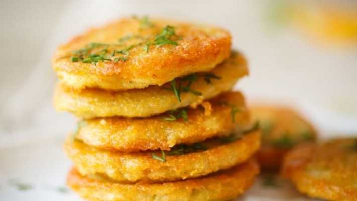 Tortitas de papa rellenas de queso panela