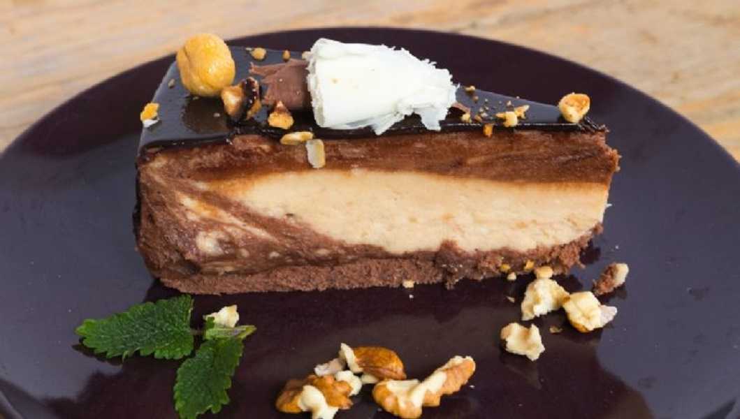 Pastel de chocolate relleno de flan de café: así se prepara la receta