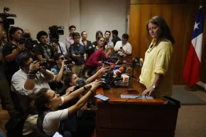 La ministra en visita para Causas de Derechos Humanos, Paola Plaza, participa durante una rueda de prensa tras recibir informe con información crucial sobre la muerte del Nobel chileno Pablo Neruda, hoy, en Santiago de Chile (Chile). EFE/Elvis González