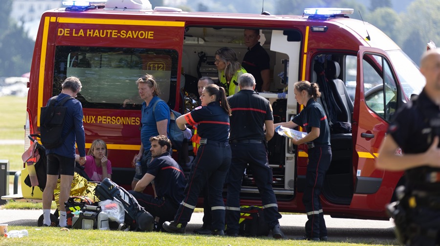Los servicios de emergencia, en el lugar del suceso. EFE/EPA/Gregory Yetchmeniza