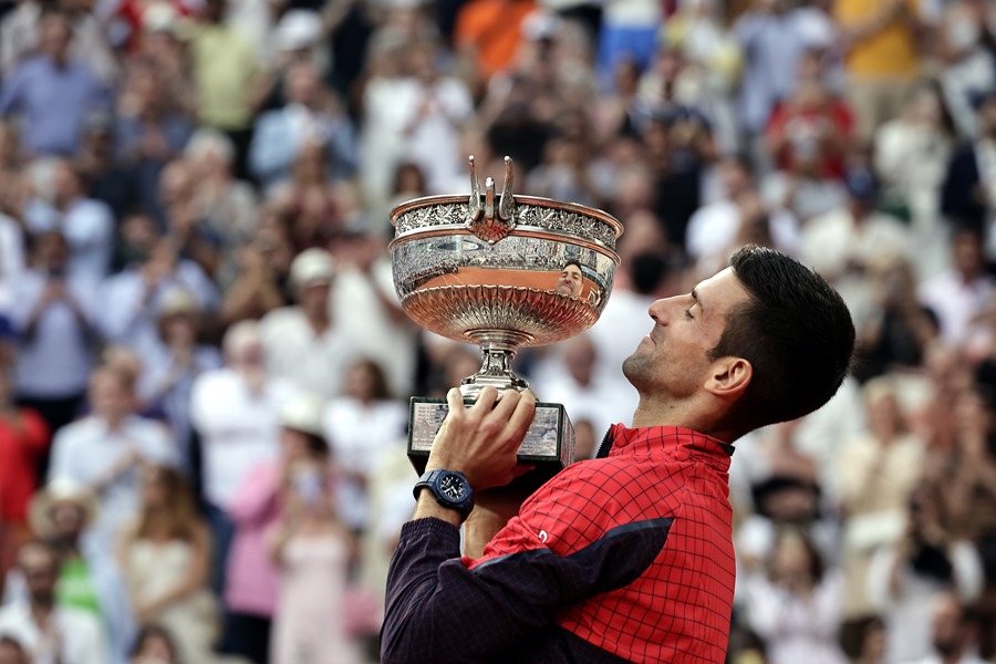 Djokovic agranda su leyenda en Roland Garros con su 23 Grand Slam y recupera el número 1. EFE/EPA/CHRISTOPHE PETIT TESSON