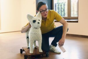 El artista alemán de IA Mario Klingemann posa junto al perro AICCA capaz de generar críticas de arte con inteligencia artificial. EFE/ Jennifer Gómez