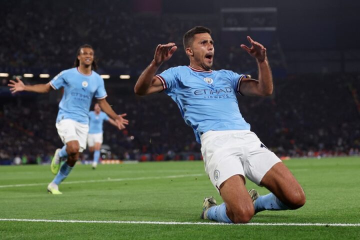 El jugador del Manchester City Rodri (d) celebra el gol que le ha dado la victoria en la final de la Liga de Campeones. EFE/EPA/MARTIN DIVISEK