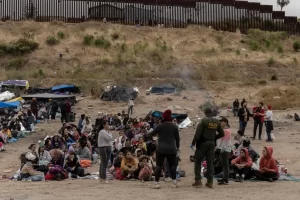 Un oficial de la Patrulla Fronteriza interactúa con migrantes, en San Diego, California (EE.UU.), en una fotografía de archivo. EFE/Etienne Laurent