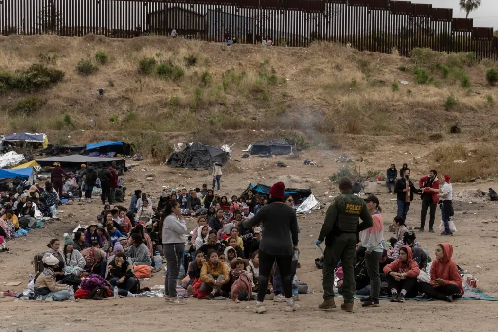 Un oficial de la Patrulla Fronteriza interactúa con migrantes, en San Diego, California (EE.UU.), en una fotografía de archivo. EFE/Etienne Laurent