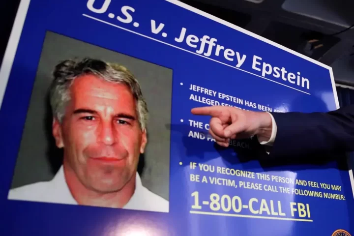 Vista de la ficha criminal del financiero estadounidense Jeffrey Epstein, en una fotografía de archivo. EFE/Jason Szenes