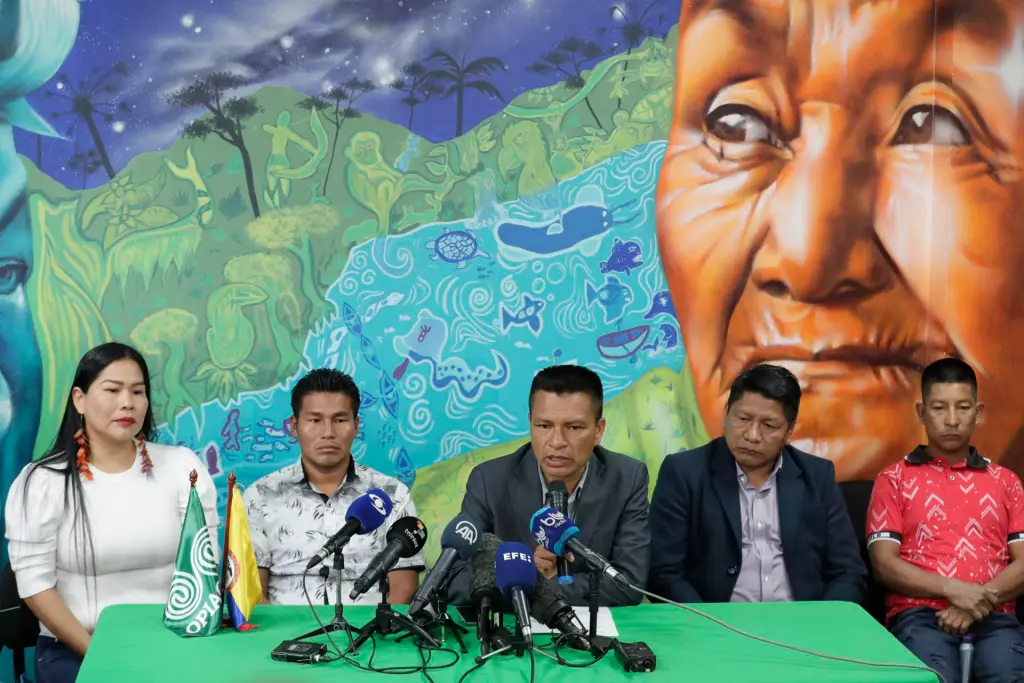 El coordinador general de la Organización Nacional de los Pueblos Indígenas de la Amazonía Colombiana, Julio César López (c), habla durante una rueda de prensa, en Bogotá (Colombia). EFE/Carlos Ortega