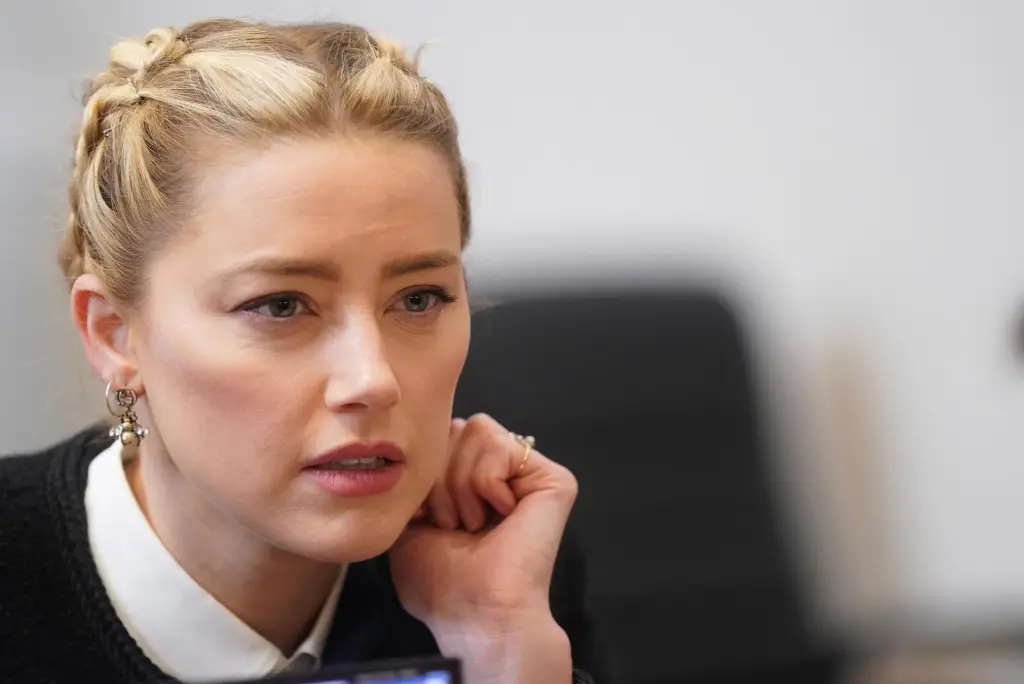 La actriz Amber Heard habla durante una audiencia del jucio contra su exesposo Johnny Depp, en una fotografía de archivo. EFE/Shawn Thew