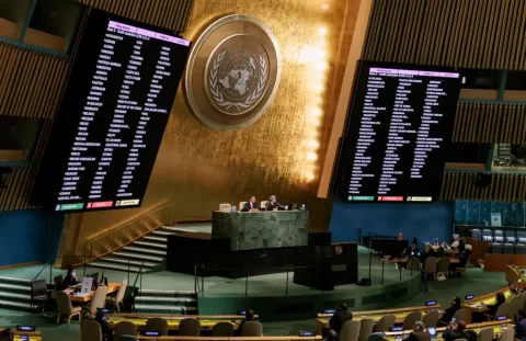 Una pantalla muestra los resultados de una votación en la Asamblea General de la ONU, en una fotografía de archivo. EFE/Justin Lane