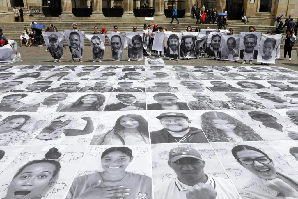 Ciudadanos y activistas participan de una intervención que muestra 400 rostros de comunidad migrante, refugiada, retornada y receptora, con motivo del Día Mundial del Refugiado, en la Plaza de Bolívar, en Bogotá (Colombia). EFE/Carlos Ortega