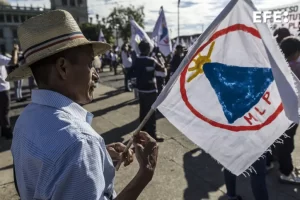 Fotografía de archivo de simpatizantes mientras al mitin de cierre electoral del Movimiento para la Liberación de los Pueblos (MLP), en el Parque de la Constitución en Ciudad de Guatemala (Guatemala). EFE/ Esteban Biba