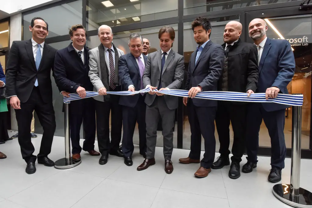 El presidente de Uruguay, Luis Lacalle Pou (c), participa durante la inauguración del primer laboratorio de Inteligencia Artificial de Microsoft en Latinoamérica, en Montevideo (Uruguay). EFE/Federico Gutiérrez