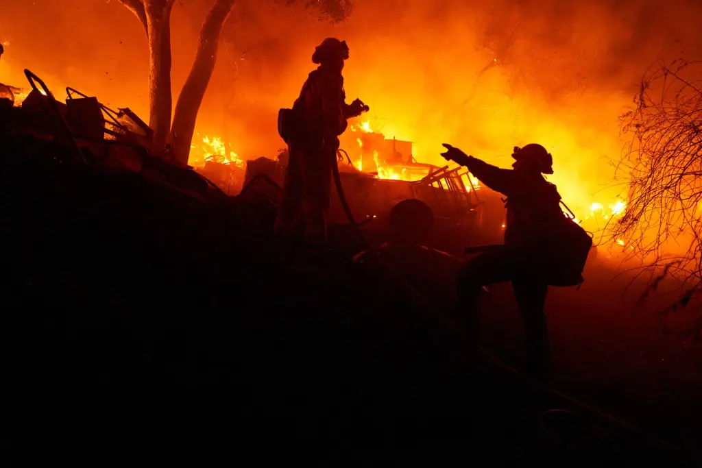 Vista de un grupo de bomberos luchando contra el fuego de un incendio en California (EE.UU.), en una fotografía de archivo. EFE/Allison Dinner