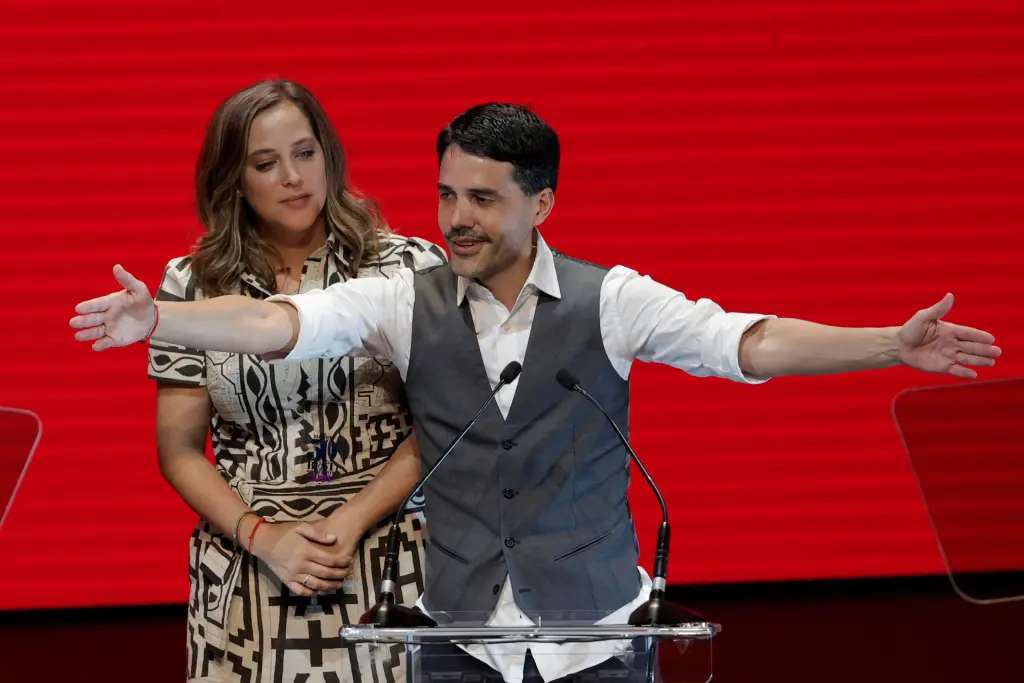 Los chefs del restaurante peruano "Central", Virgilio Martínez y Pía León (i), reciben el premio al mejor restaurante del mundo 2023, durante la gala en la que la organización de los World's 50 Best Restaurants ha dado a conocer el listado de los 50 mejores restaurantes del mundo de 2023, este martes en el Palau de les Arts de Valencia. EFE/Manuel Bruque